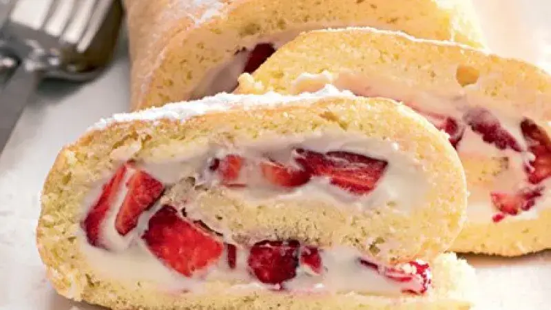 Roláda s krémem z bílé čokolády a s jahodami