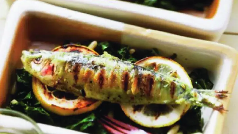 Grilovaná ryba na špenátu