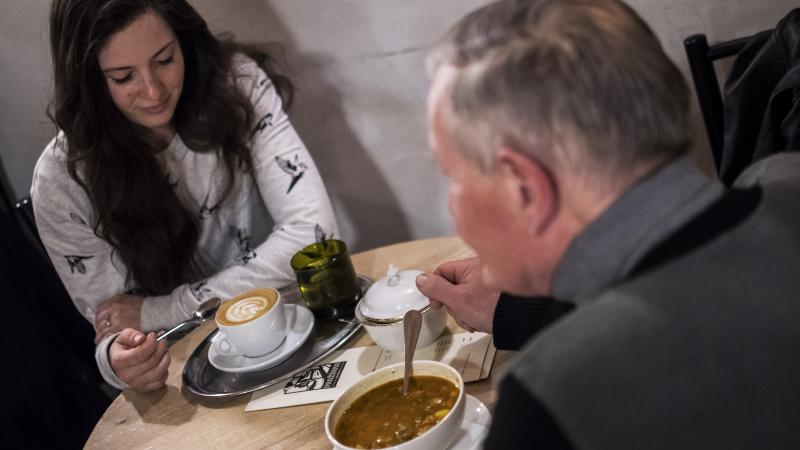 Stůl pro jednoho: Jídlo z restaurací lidem bez domova
