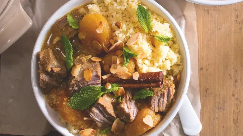 Jehněčí po marocku s meruňkami a mandlemi