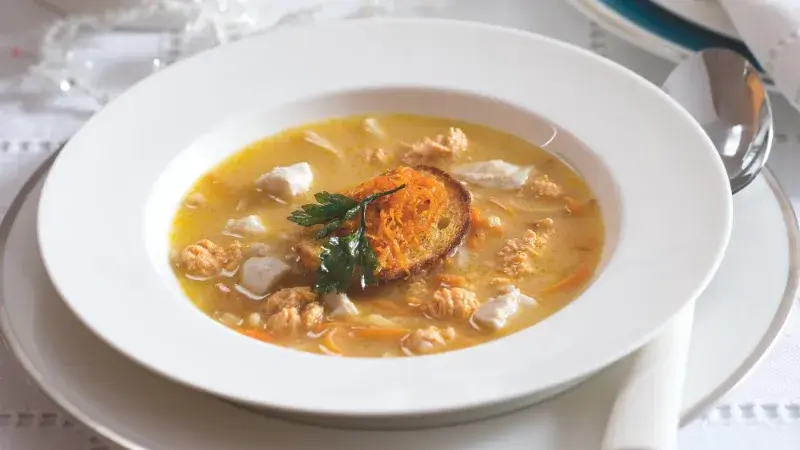 Rybí polévka se zeleninou a máslovými toustíky