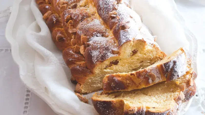 Máslová vánočka s rozinkami a mandlemi