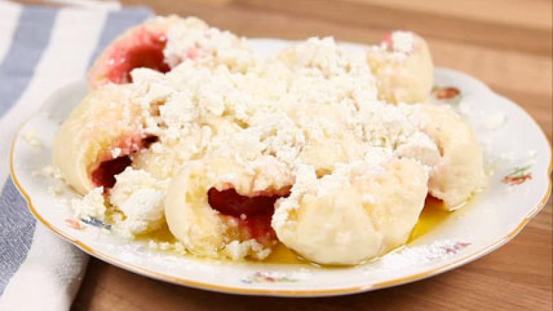 Co na ovocné knedlíky, čím je polít a posypat? Vedle klasiky cukru, másla a tvarohu zkuste třeba ořechy nebo strouhanku