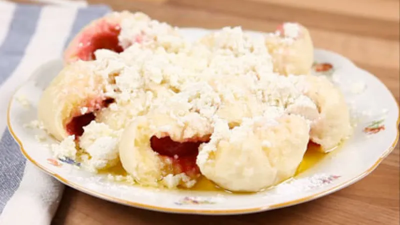 Co na ovocné knedlíky, čím je polít a posypat? Vedle klasiky cukru, másla a tvarohu zkuste třeba ořechy nebo strouhanku