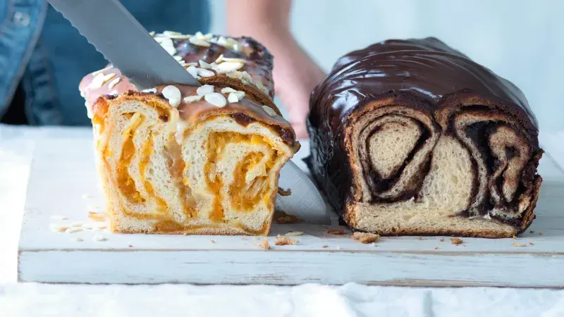 Meruňkovo-marcipánová babka