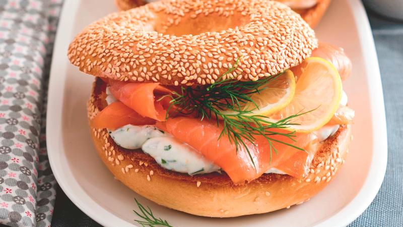 Bagel s lososem a koprovou pomazánkou 