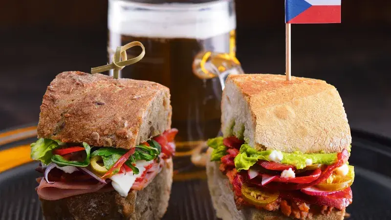 Bageta s mortadelou, olivami & rukolou