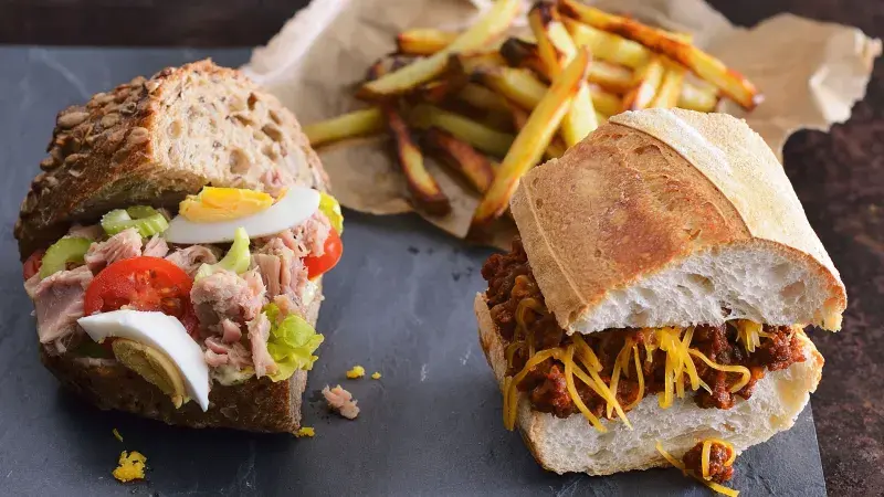 Tuňáková bageta s vejcem