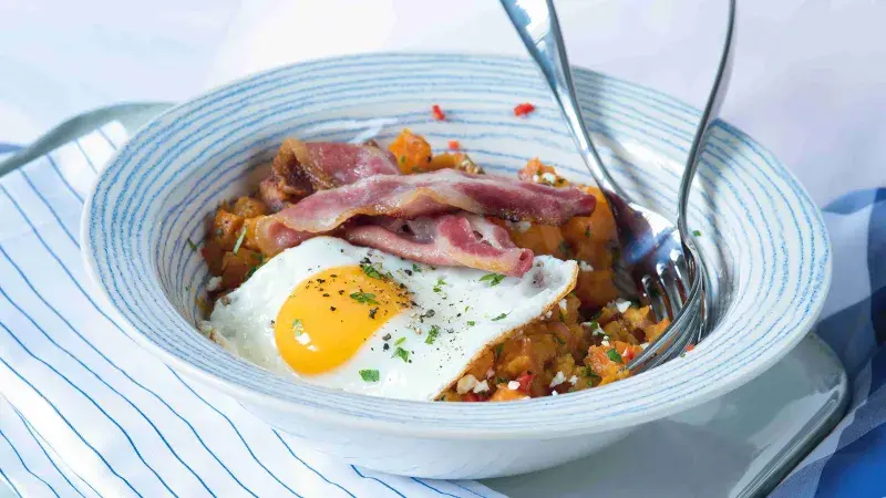 Batáty dvou textur se slaninou a volským okem