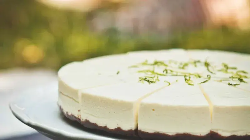 Bezinkový koláč s limetkou