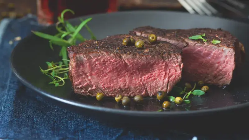 Biftek ze svíčkové a pepřová omáčka