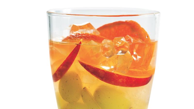 Bílá sangria s hroznovým vínem