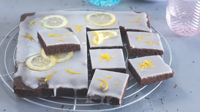 Bleskový kakaový koláč s citronovou polevou