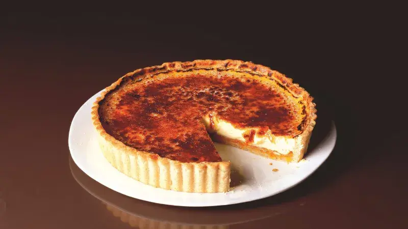 Meruňkový koláč s cukrovou krustičkou à la crème brûlée