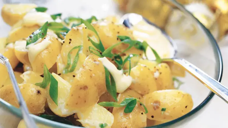 Bramborový salát s jarní cibulkou