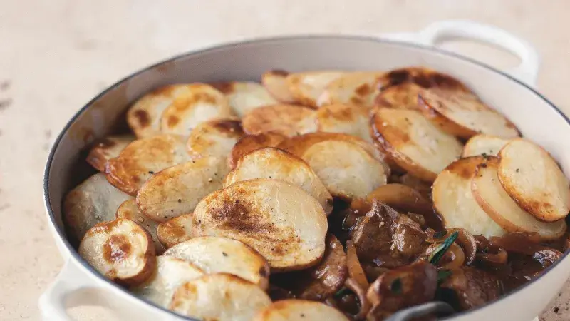 Maso a brambory z jedné pánve