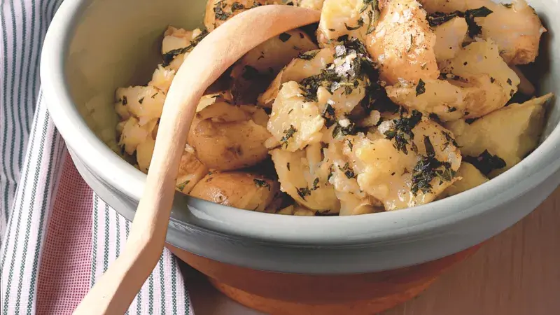 Mačkané bylinkové brambory