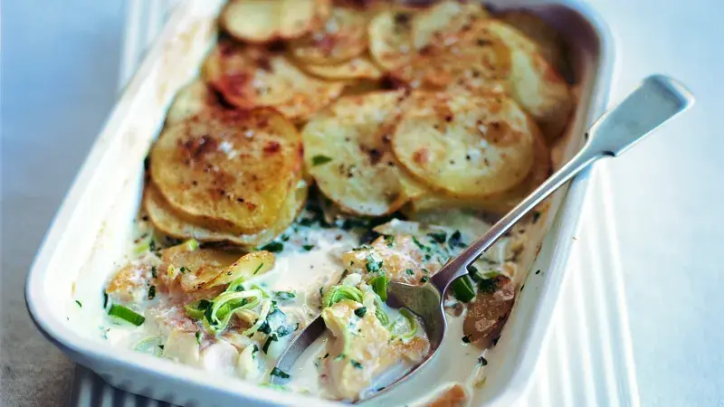 Zapečená uzená ryba na smetaně s brambůrkami