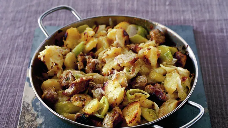 Opékané brambory s pórkem a uzenkami