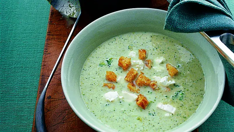 Brokolicová polévka s krutony a kozím sýrem