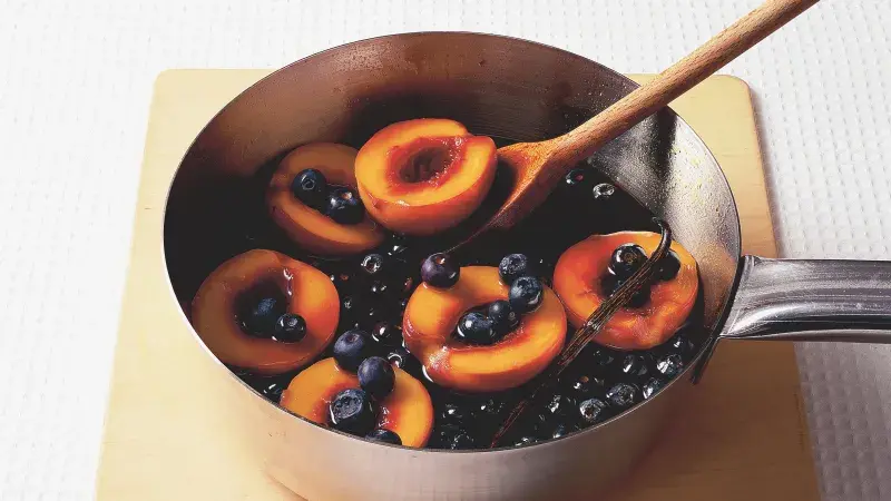 Broskve s borůvkami pošírované v karamelu