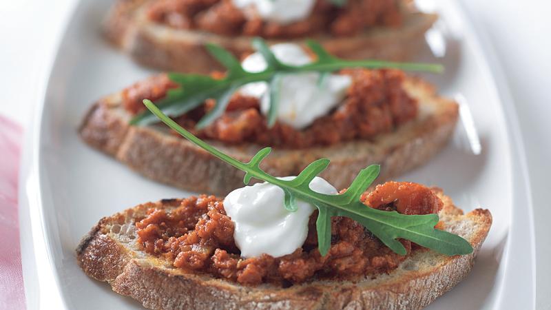 Bruschetta s rajčaty, parmazánem a rukolou