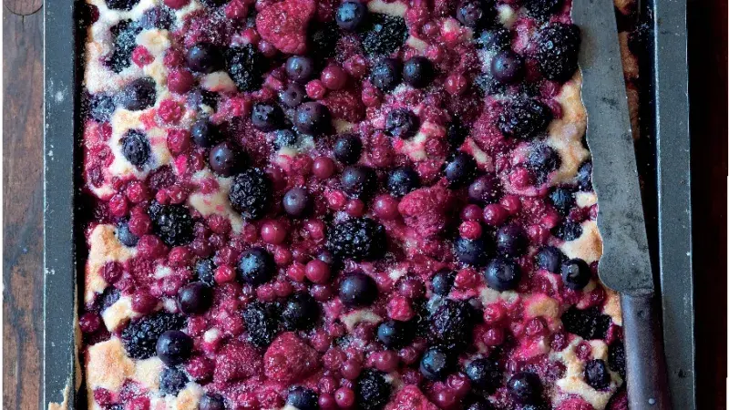 Šlehačková bublanina s lesním ovocem