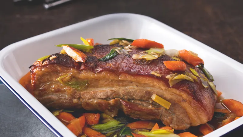 Bůček na koriandru se zeleninou