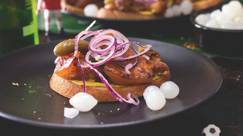 Bůček na chlebu s červenou cibulí