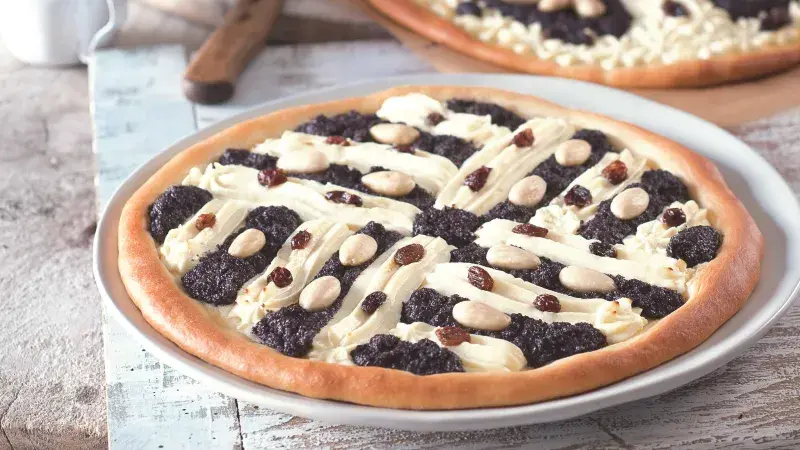 Tri hotové koláče na stole