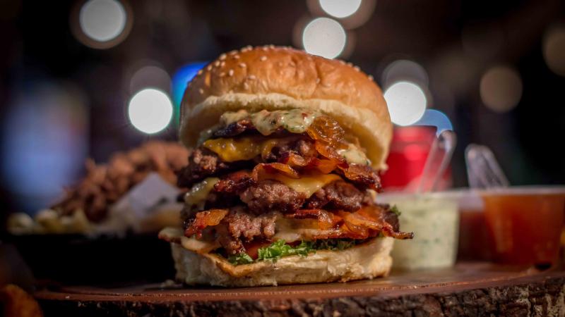 Co takhle dát si burger? 5 tipů na nejlepší podniky v Česku