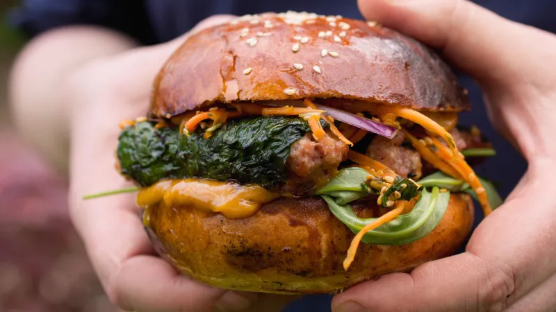 Burger s masovými závitky