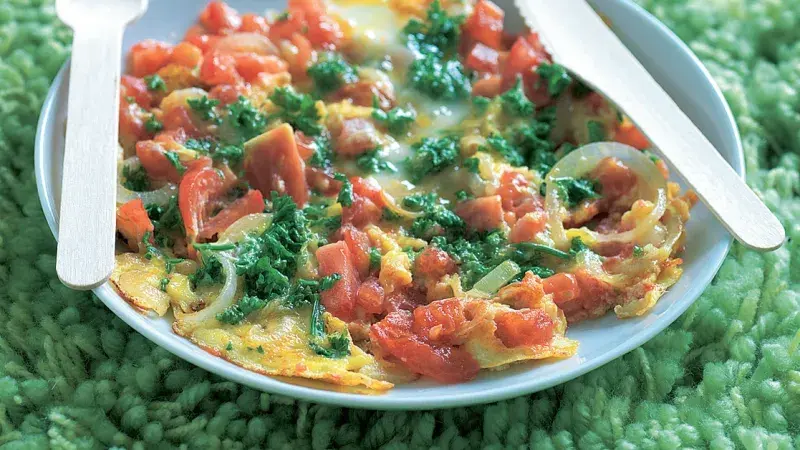 Bylinková omeleta s rajčaty