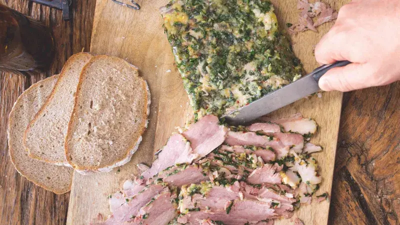 Bylinkovo-česnekový vepřový bok