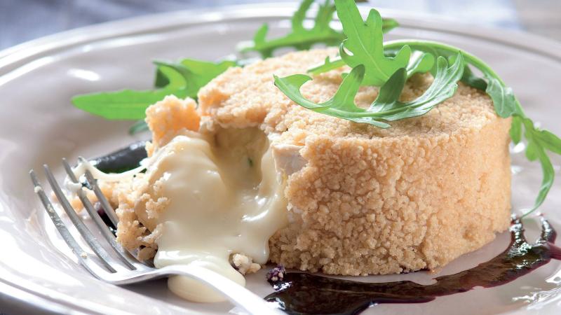 Camembert s omáčkou z černého rybízu
