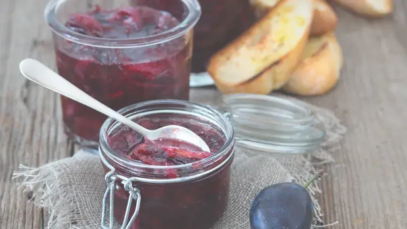 Sladkokyselé švestkové čatní se šalotkami na červeném víně