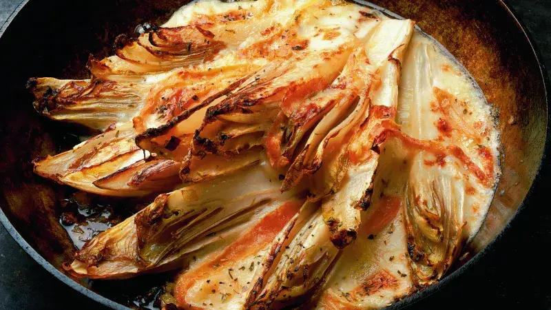 Opečená čekanka s rozpuštěným sýrem