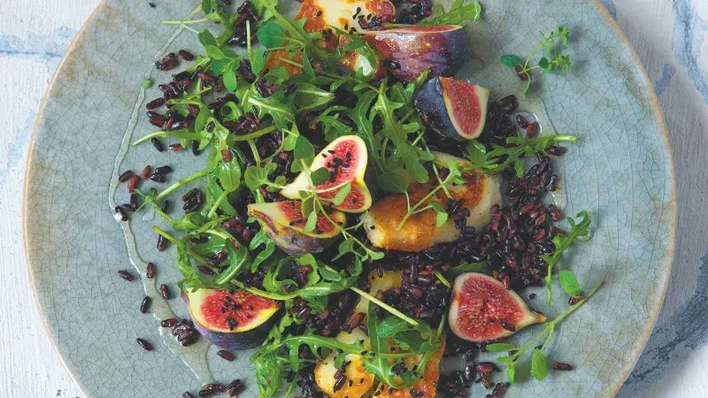 Černorýžový salát s fíky a haloumi