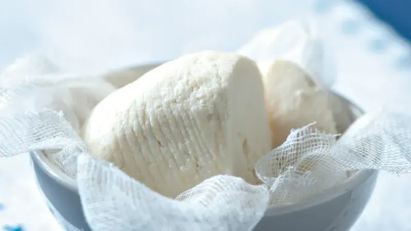 Domácí čerstvý sýr bez syřidla