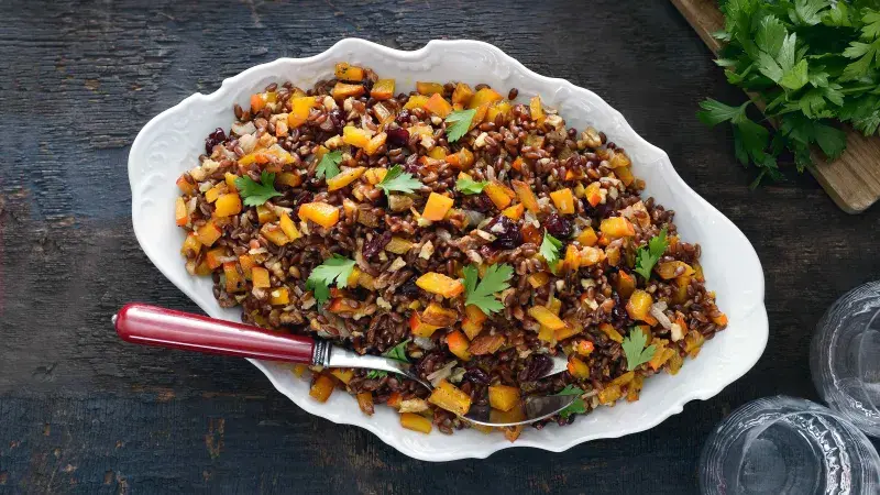 Červená pšenice s dýní, brusinkami a vlašskými ořechy