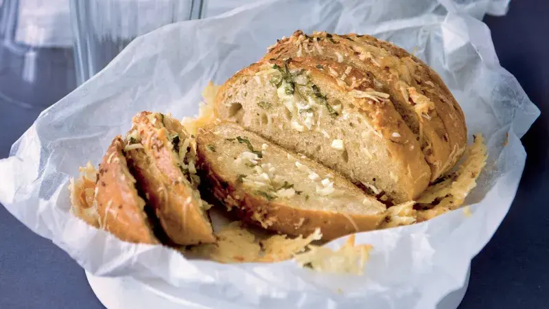 Česnekový chléb s parmazánem