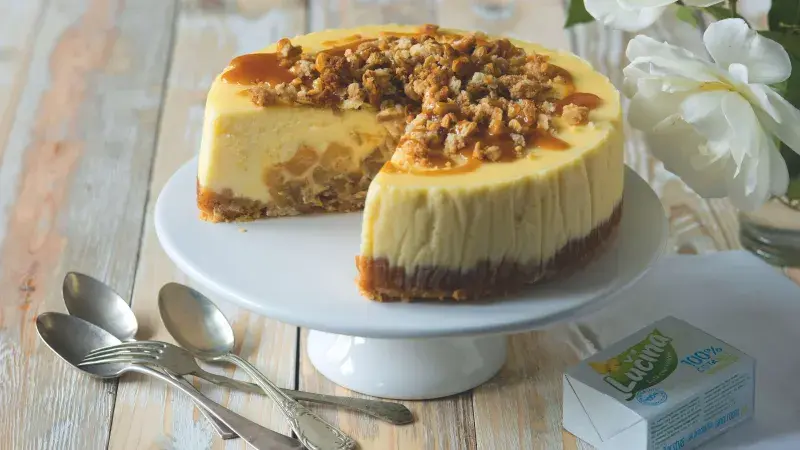 Cheesecake z Lučiny s jablky, drobenkou a karamelem