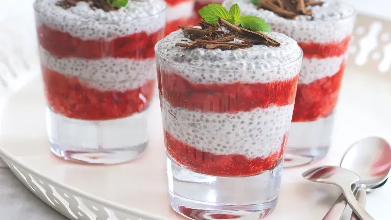 Kokosový chia pudink s čokoládou a jahodami