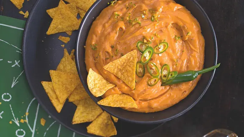 Chilli sýrový dip s tortillovými lupínky