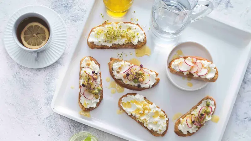 Chléb se sýrem a s medem