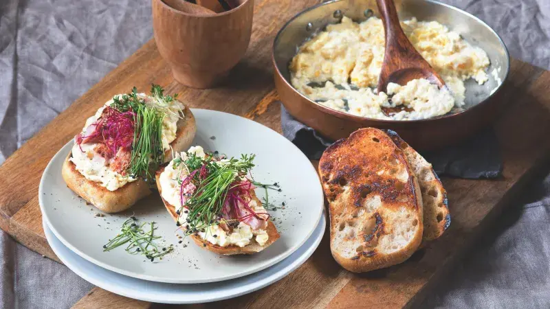 Chlebíčky s míchanými vejci a šunkou