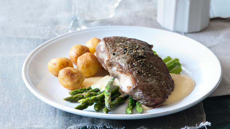 Steak s chřestem a holandskou omáčkou