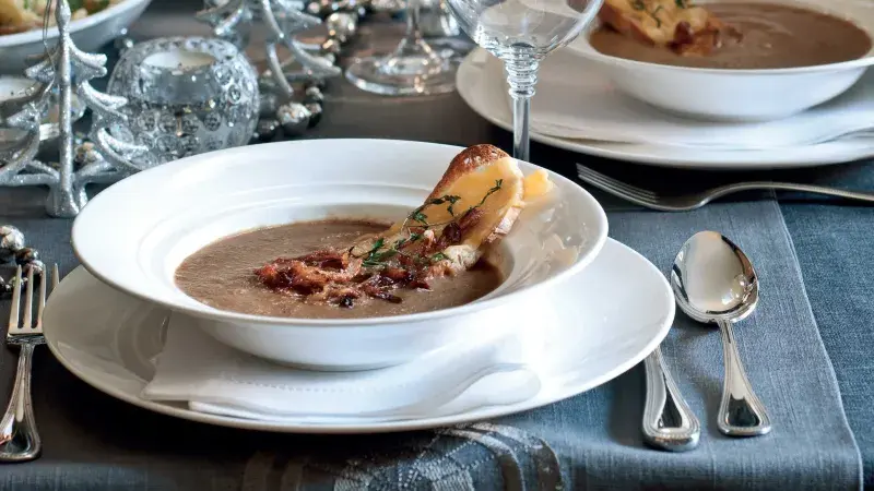 Cibulová polévka se sýrovým toustem