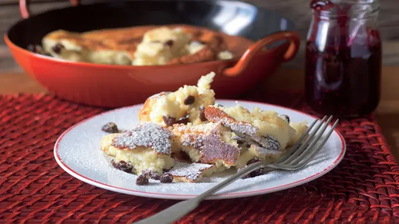 Císařský trhanec s brusinkovou zavařeninou