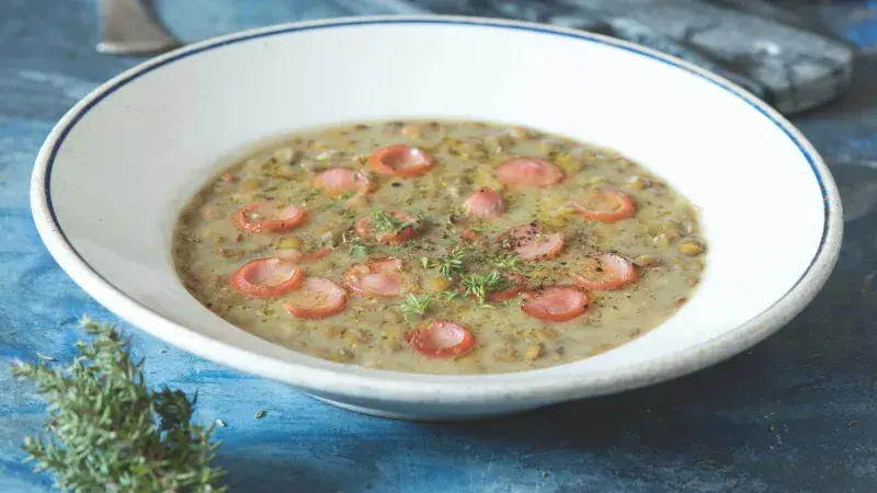 Čočková polévka s párkem a tymiánem